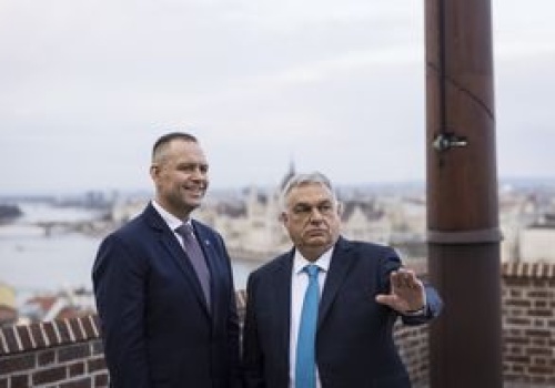 Nawrocki spotkał się z Orbanem. Polacy zabrali głos w sondażu