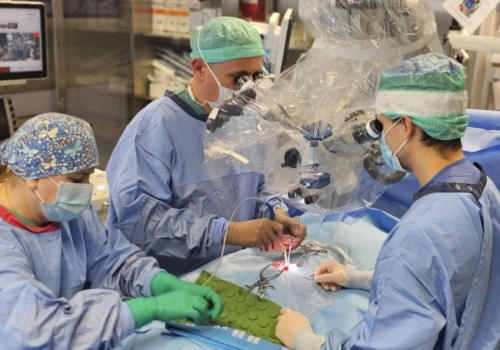 Pionierska operacja hybrydowa u dziecka z neuroblastomą z użyciem robota da Vinci