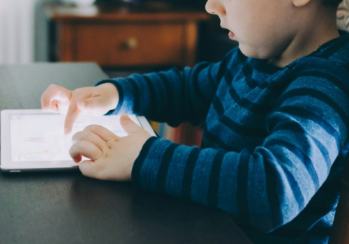 Wychowaliśmy dzieci, które nie potrafią jeść bez tabletu. 