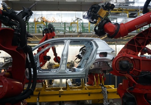 Droższe auta i ryzyko przestojów. Wojna na Bliskim Wschodzie uderza w motoryzację