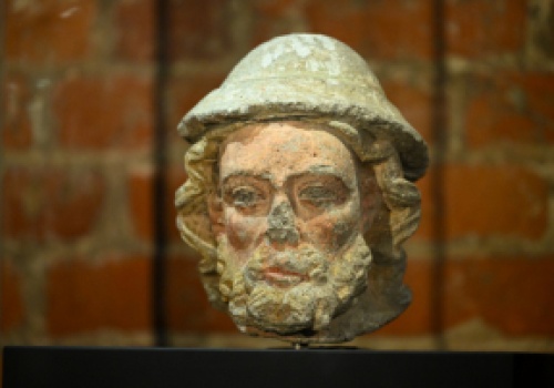 Odzyskana rzeźbiona głowa św. Jakuba Starszego zaprezentowana na zamku w Malborku