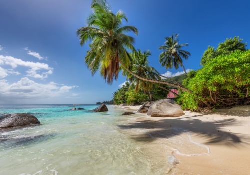 Egzotyka w cenie Europy? Rajska wyspa przyciąga turystów. Polacy w TOP3 odwiedzających