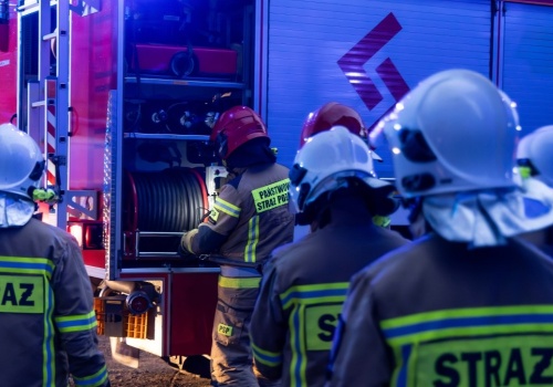 Ogromny pożar koło Piaseczna. Trwa walka strażaków z żywiołem