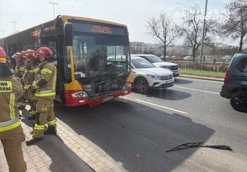 Autobus zderzył się ze Skodą na Mokotowie. Dwie osoby potrzebowały pomocy