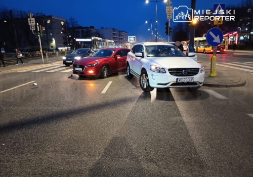 Grochowska w stronę centrum zablokowana po kolizji pięciu pojazdów