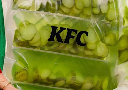 KFC zawstydziło Balenciagę. Ta ogórkowa kurtka to hit internetu