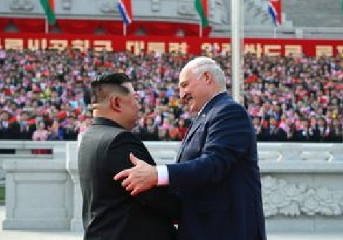 Łukaszenka u Kim Dzong Una. Zwrócili uwagę na znaczący gest