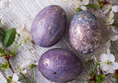 Banalny sposób na najpiękniejsze pisanki. Te marmurkowe jajka wyglądają niczym kryształy!