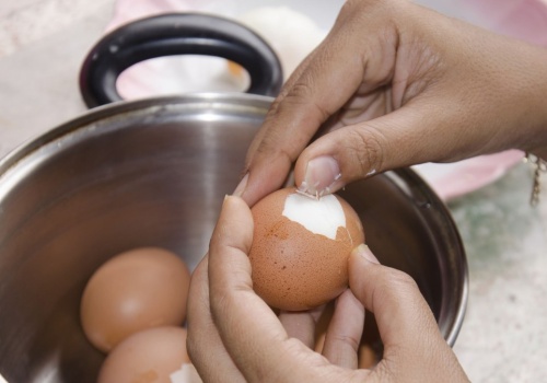 Nie trać czasu przed Wielkanocą. Tak szybko obierzesz jajka