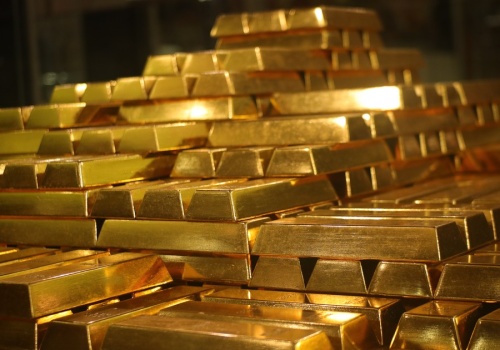 Dlaczego złoto tanieje, choć powinno drożeć? Wojna na Bliskim Wschodzie zmienia światowy rynek