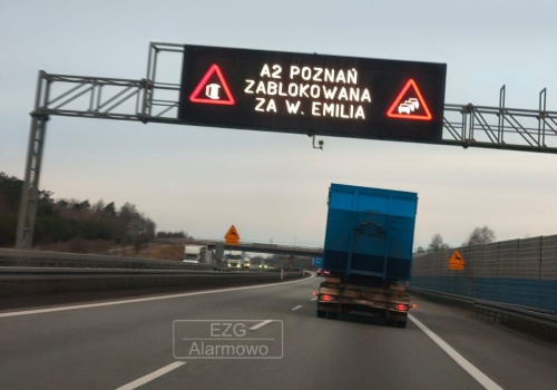 Pożar na autostradzie A2. Płonęła naczepa z belami papieru