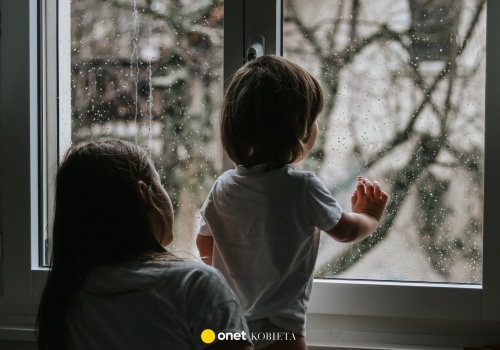 Matka zostawiła dzieci same w domu. 