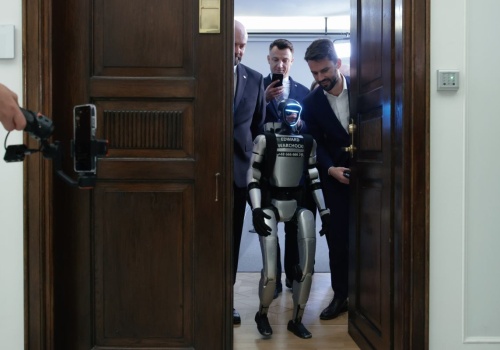 Robot Edward Warchocki ma w chińskiej armii starszego brata z karabinem maszynowym