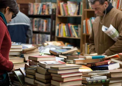 Kryminał zamiast poezji. Dlaczego wybieramy „lżejsze” książki