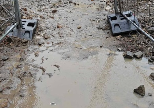 Cyrku przy remoncie na ul. 1 Maja ciąg dalszy. Czy mieszkańcy muszą zaopatrzyć się w wodery?