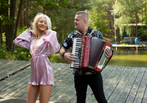 To jest To odkrywa kulisy teledysku „Dziewczyno z Instagrama”