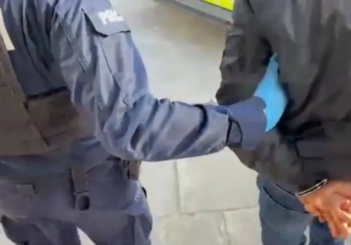 Okradł zaparkowany samochód. Okazało się, że przebywa w Polsce nielegalnie