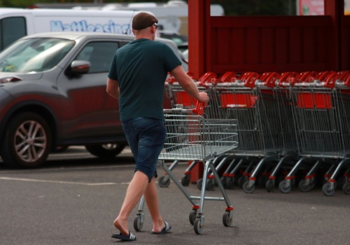 Jest propozycja kompromisu w sprawie niedziel handlowych. Związkowcy są wściekli