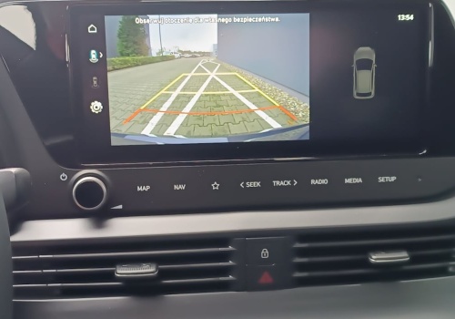 Nawet z automatem ten Hyundai jest o 4340 zł tańszy niż MG ZS. Bagażnik? Rozsądne ponad 400 litrów