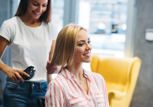 Podcinasz końcówki, by włosy szybciej rosły? Fryzjer mówi, czy to ma sens