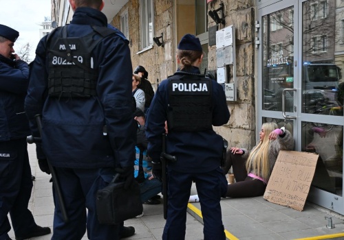 Marianna Schreiber otoczona policją. Niebywałe, co wyprawia pod Sejmem