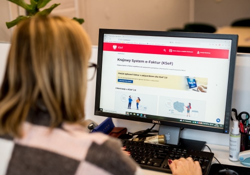 Pracownicy skarbówki pomagają w nauce obsługi KSeF