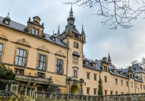 W lesie obok zamku stoją niezwykłe nagrobki. Nie zgadniesz do kogo należą