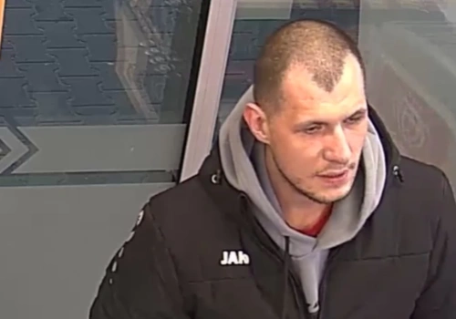 Zniszczył lusterko w samochodzie. Szuka go policja