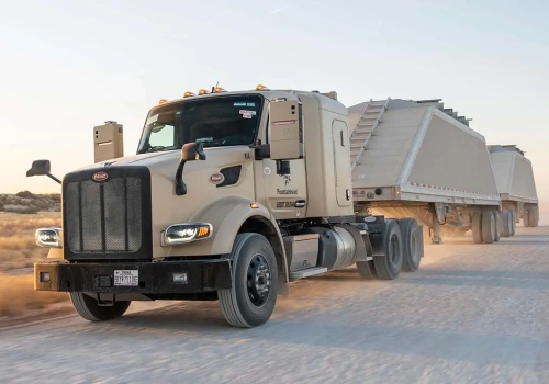 Autopilot plus trzy naczepy jednocześnie – tak pole naftowe odchodzi od kierowców