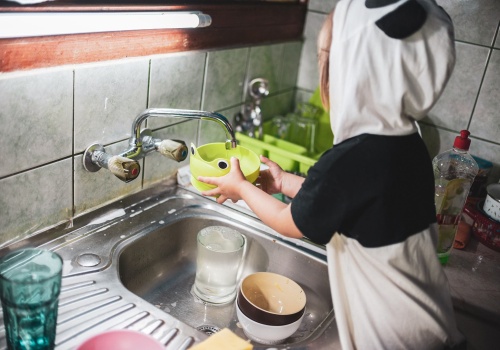 Dziecko znów nie włożyło naczyń do zmywarki? Sprawdzamy, czy grozi za to paragraf