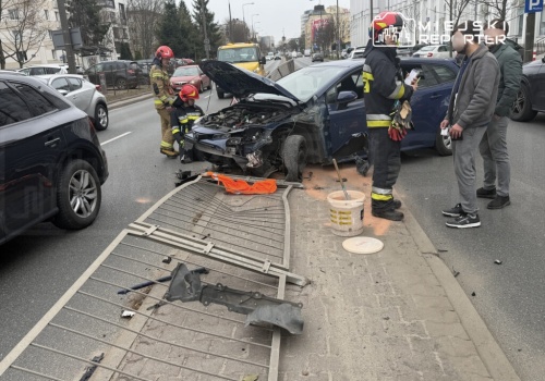 Toyota staranowała barierki na Mokotowie. Ukrainiec za kierownicą miał ponad 2,7 promila