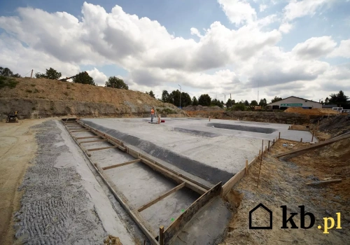 Woda wokół domu może zniszczyć fundamenty. Ten system powinien mieć każdy budynek