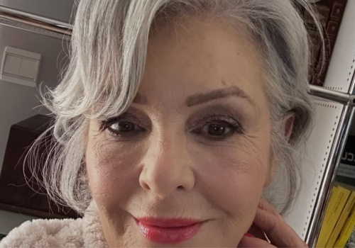 Zrób to z włosami po 60. Modne cięcia i kolory, które nie postarzają