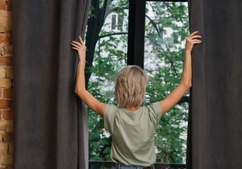 Eksperci mówią wprost: każdy powinien zasłaniać zasłony po 20:00. Powód może zaskoczyć