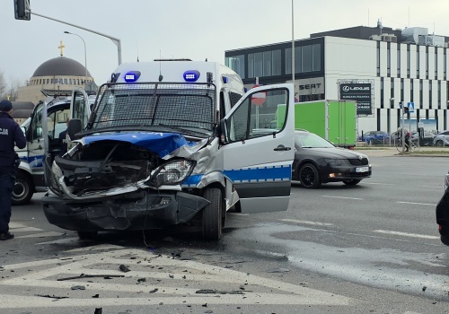 Radiowóz uderzył w osobówkę. Policjanci trafili do szpitala