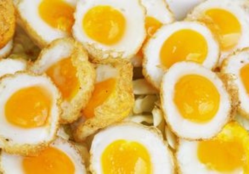 Kupuję te jajka na Wielkanoc, gdy wypatrzę w sklepie. Sałatki, pasty i biszkopty mają wtedy ładniejszy kolor