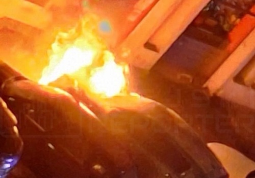 Pożar samochodu osobowego na Pradze-Północ. Uszkodzone zostały jeszcze dwa auta zaparkowane obok