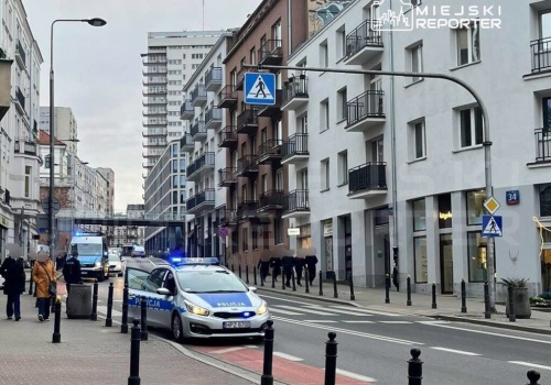 Rowerzysta potrącił pieszego na przejściu dla pieszych na Tamce w centrum Warszawy! Obaj trafili do szpitala