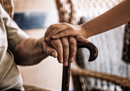 Potrzeba tysięcy pracowników do opieki nad seniorami