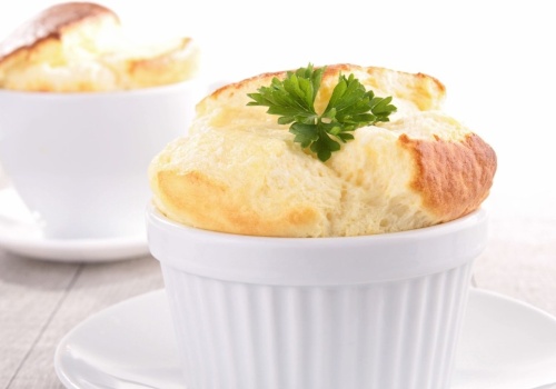 Jak zrobić idealny suflet serowy? Oto łatwy przepis, krok po kroku