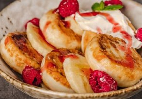 Biorę serek i dwa jajka. Po kwadransie mam górę pulchnych placków