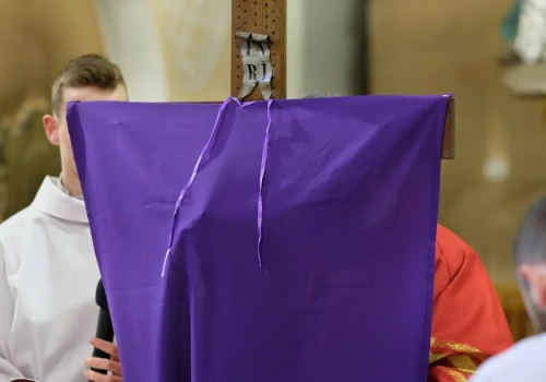 Czy katolik może kupić mięso w piątek? „Spowiednik gwiazd” wyjaśnia wątpliwości