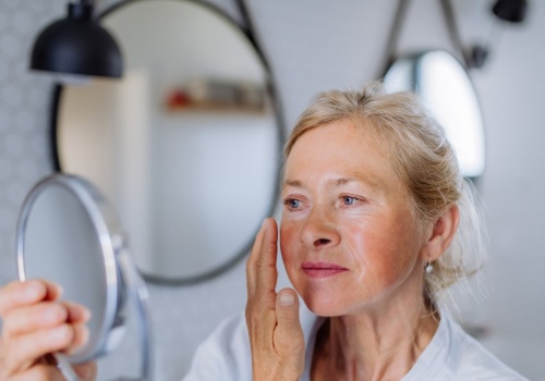 Zapomnij o kurzych łapkach. Wygładzisz je 2 składnikami z kuchni