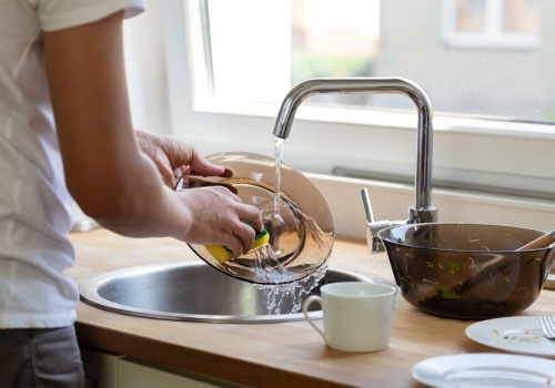 Jak często zmieniać gąbkę do mycia naczyń? Zawiera setki tys. mikroorganizmów