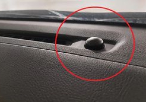 Mały plastik na kokpicie. Do czego służy?