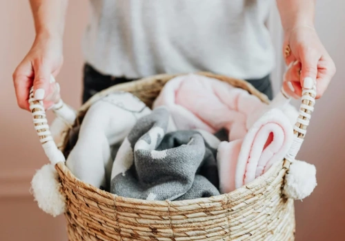 Wiosną wrzuć koce do pralki… ale nie tak jak zawsze. Ten trik robi ogromną różnicę