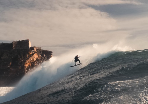 Polak na największych falach świata. 24-latek pokonał ponad 15-metrowego giganta w Nazaré