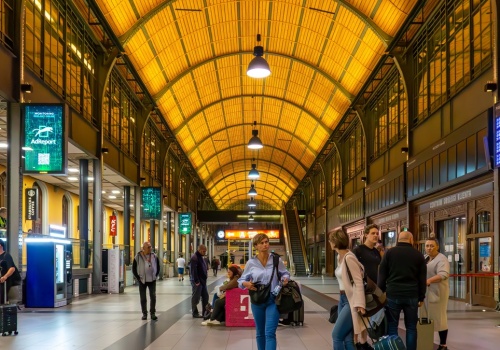 Szukasz pociągu w telefonie i go nie ma. Teraz spójrz na peron