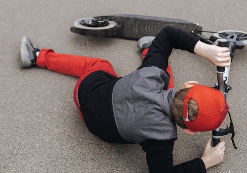 Dzieci na hulajnogach, ale bez kasków. 