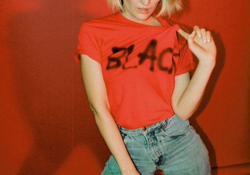 „Myślałam, że te czasy minęły, ale uczniów nadal się tresuje”, wywiad z Reni Jusis